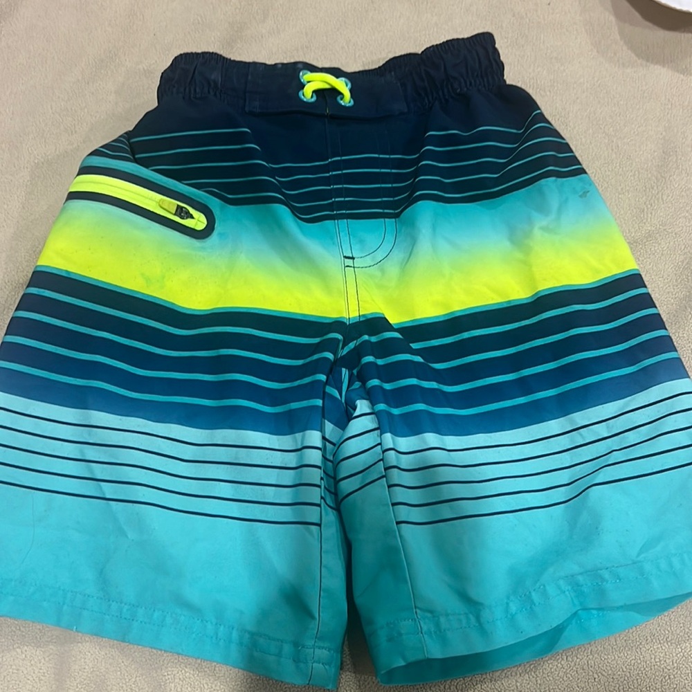 Wonder nation boys size 6 to 7 small in good condition has a zipper in the front